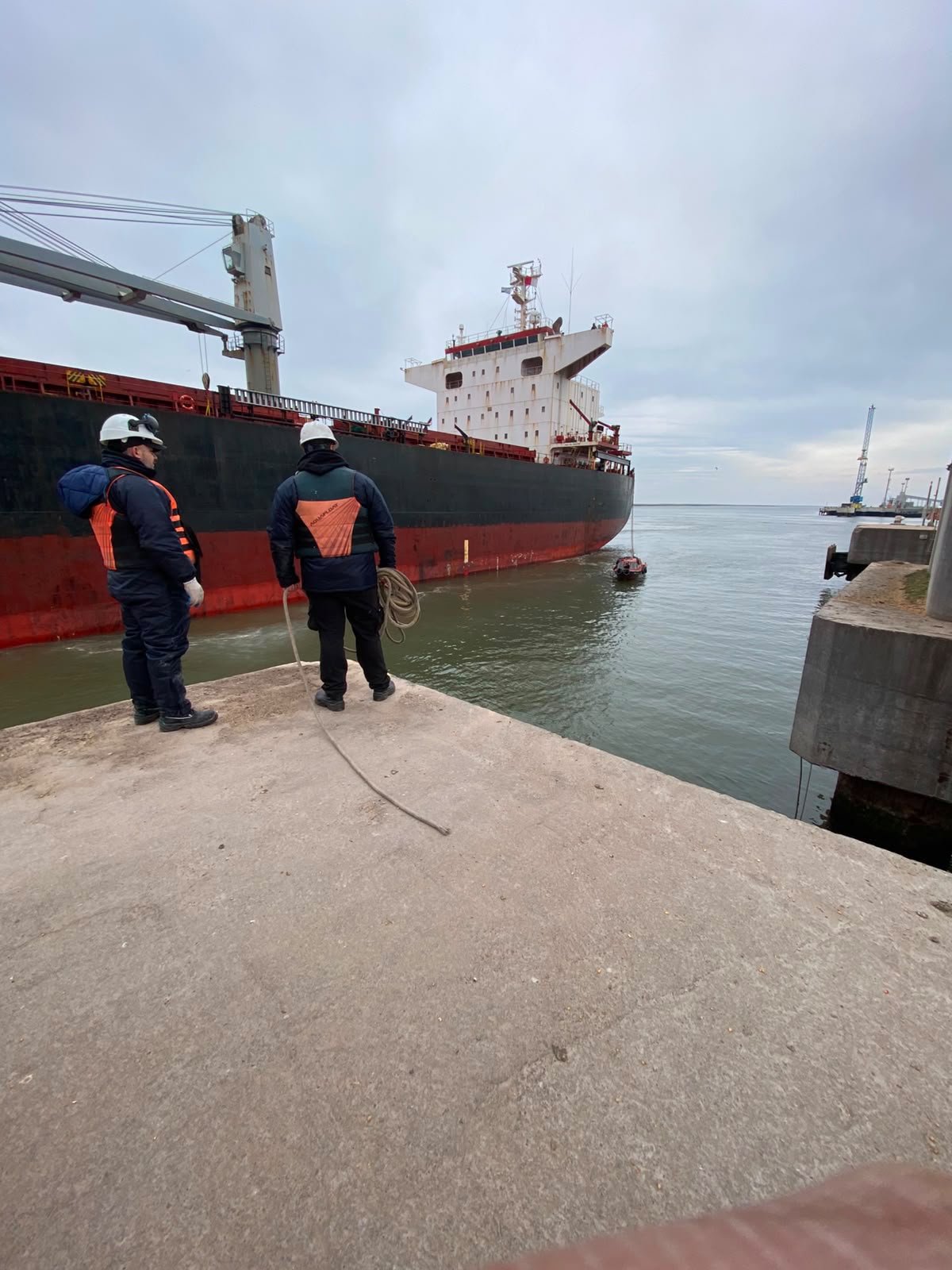Amarradores de Madero Amarres asistiendo la maniobra de un buque en el puerto de Bahía Blanca