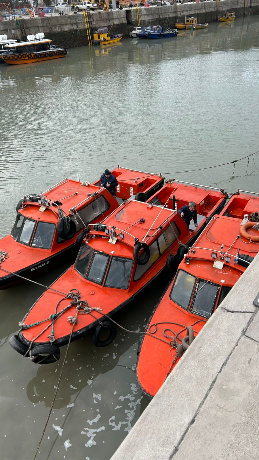 Personal de Madero Amarres a bordo de las lanchas de amarre en el puerto