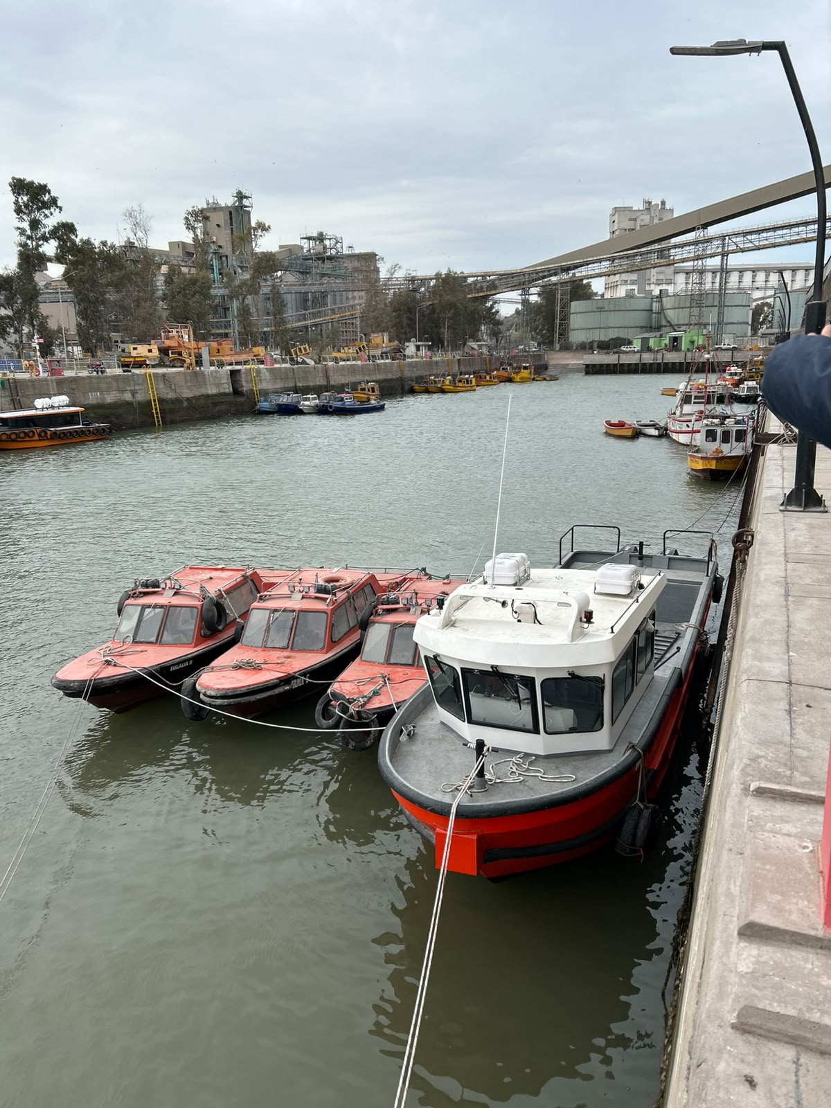 Lanchas de apoyo de Madero Amarres amarradas en el puerto de Ingeniero White, Bahía Blanca